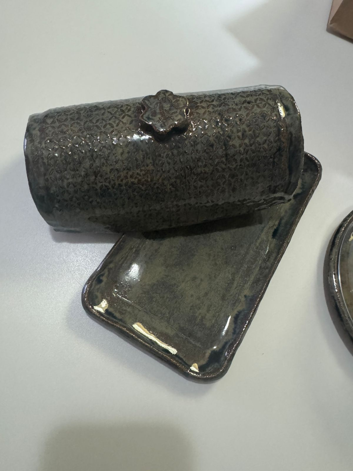 Mantegueira artesanal em cerâmica esmaltada escura